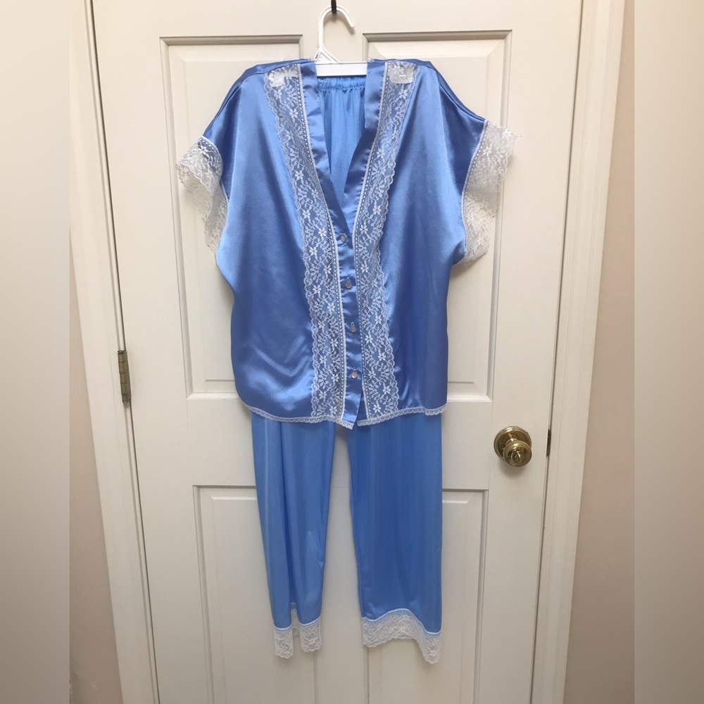 Sleepwear Silky Top and Pants. Light blue Size: Medium